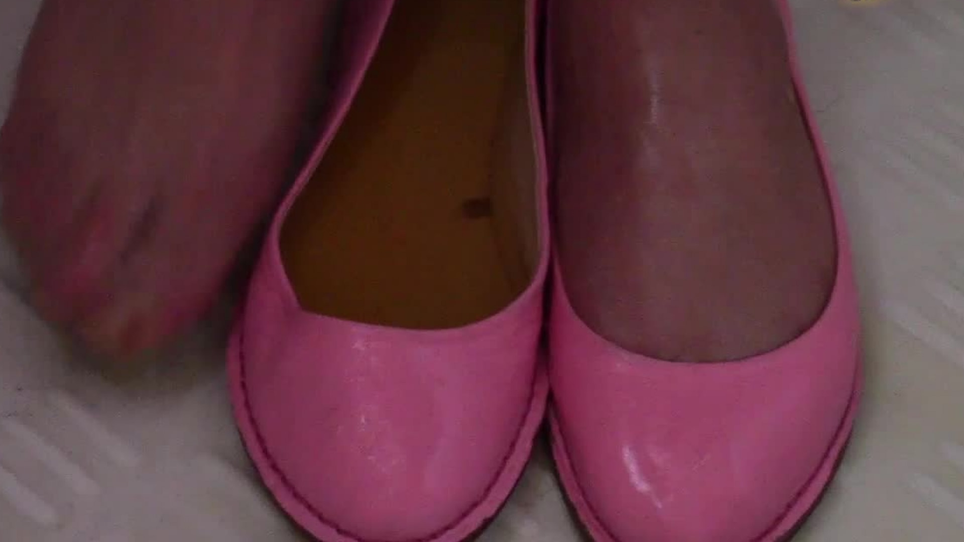 Super-hot Larax pisses in her pink ballet flats in the shower