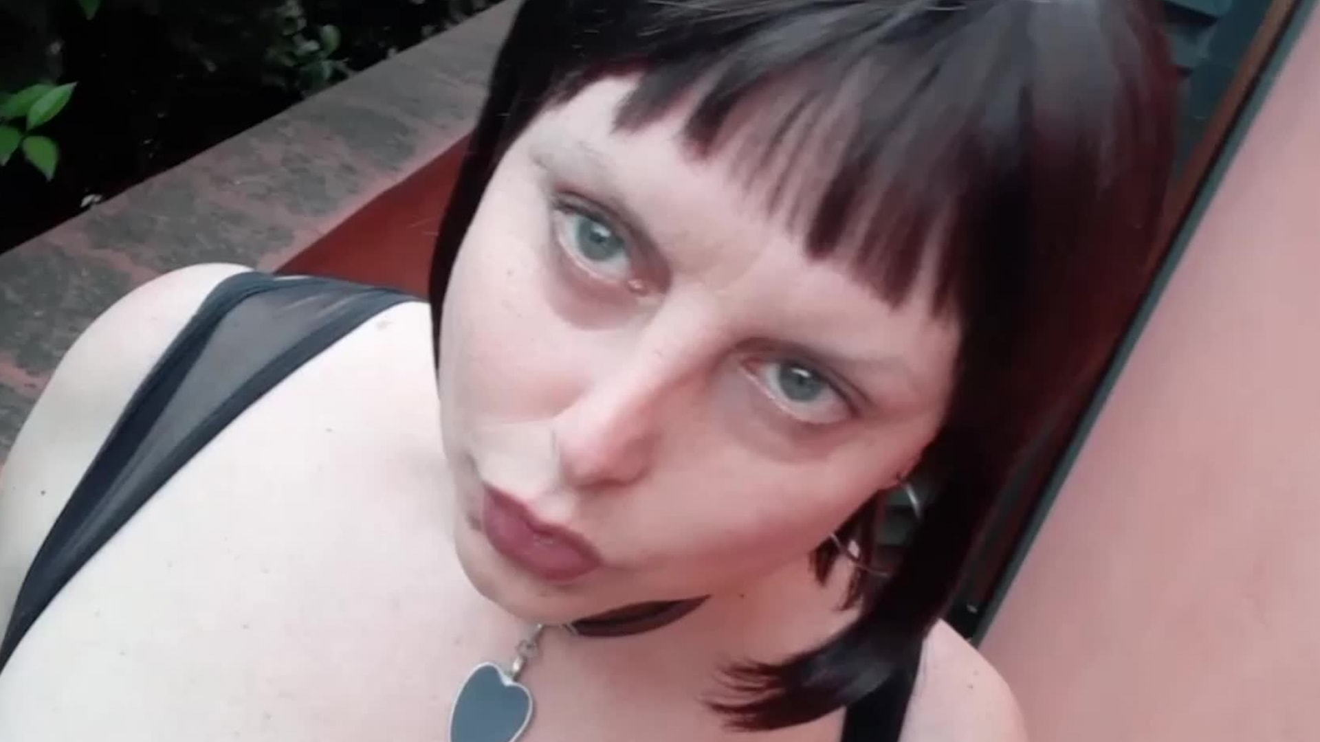 Stunningly beautiful Lisa Femelle pissing on the terrace